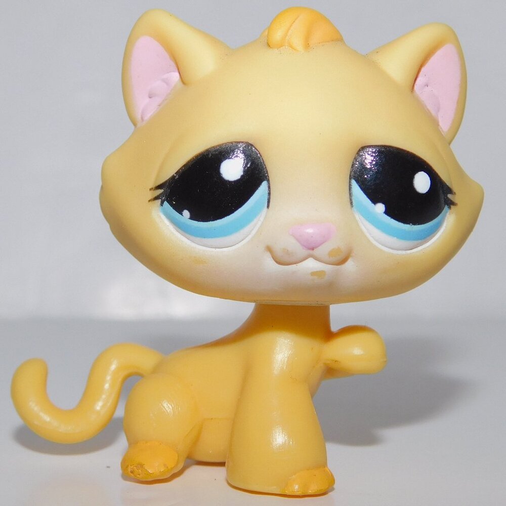 2007 #1035 Littlest Pet Shop LPS Yellow Cat Kitten Blue Eyes Paw Up  Hasbro
